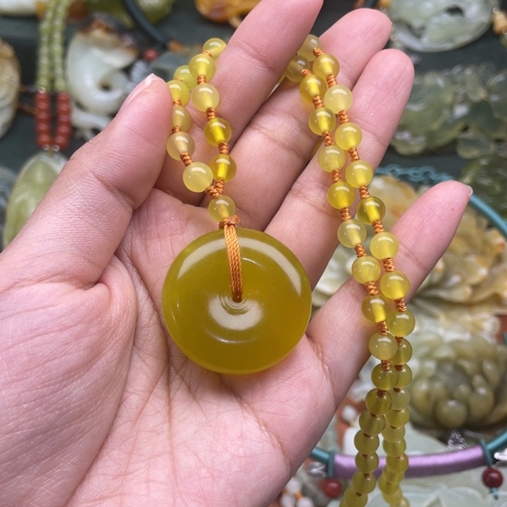 蛇纹石玉吊坠合金