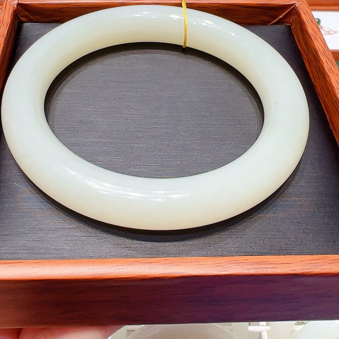 和田玉未镶嵌手镯