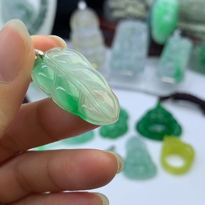 翡翠未镶嵌吊坠(赠链)