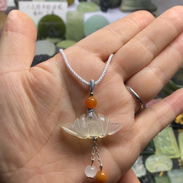 蛇纹石玉颈饰合金