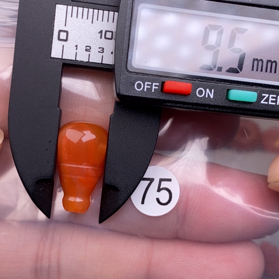 南红玛瑙未镶嵌配饰有瑕疵