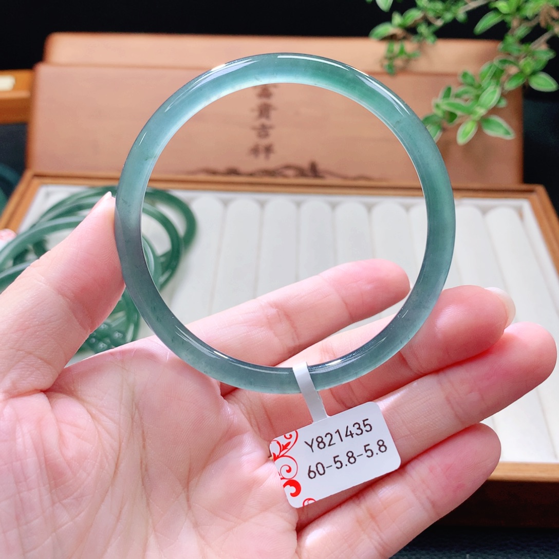 翡翠未镶嵌手镯（圆镯）
