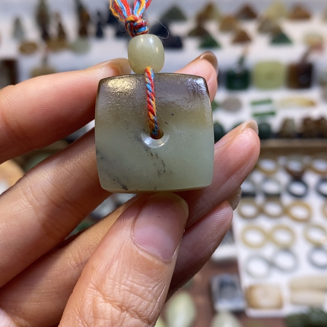 无***姐和田玉未镶嵌颈饰