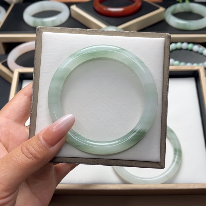 石英质玉手镯未镶嵌十****?