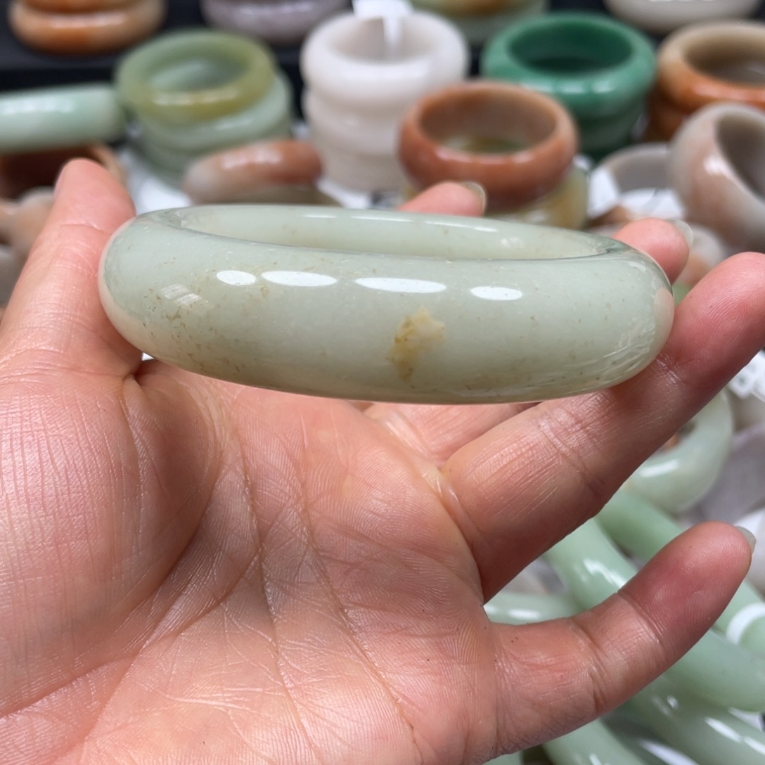 米***宝未镶嵌手镯石英质玉