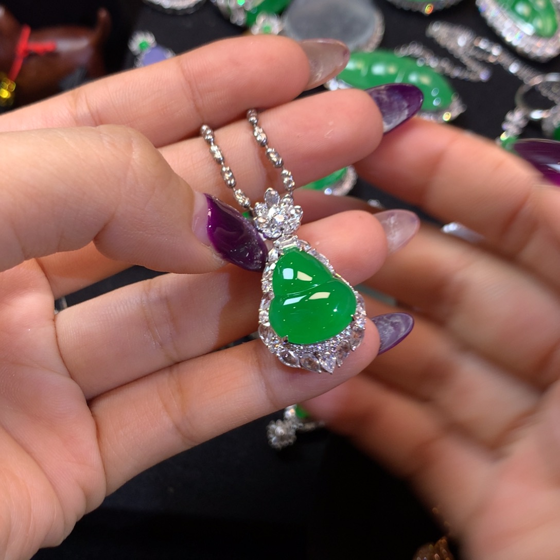 翡翠18K金镶嵌颈饰吊坠