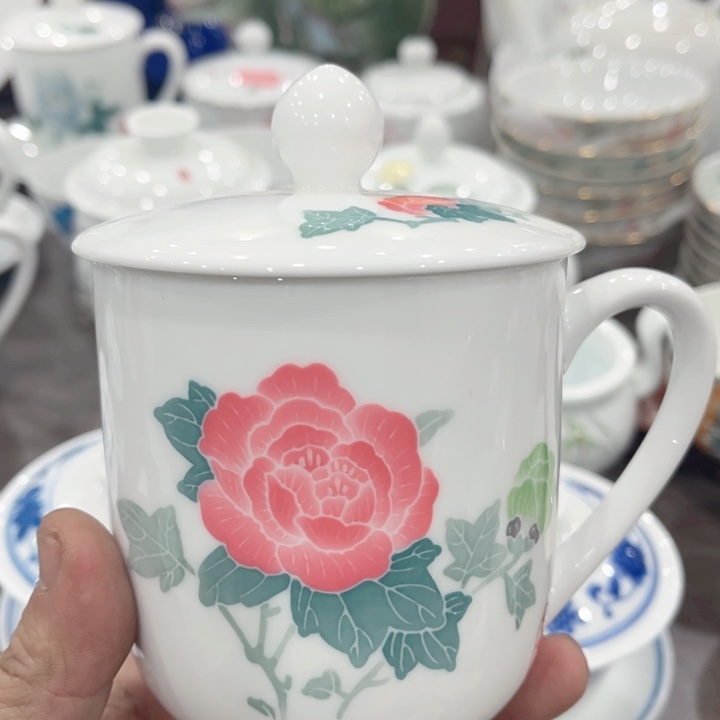 壶釉下五彩的瓷器在瓷器