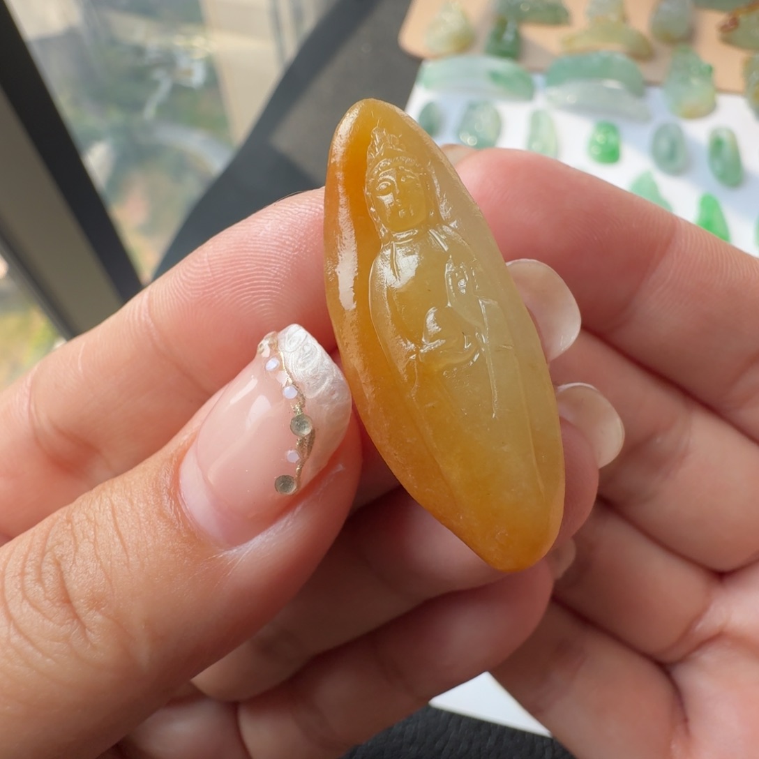 定制翡翠未镶嵌小*熊黄翡观音