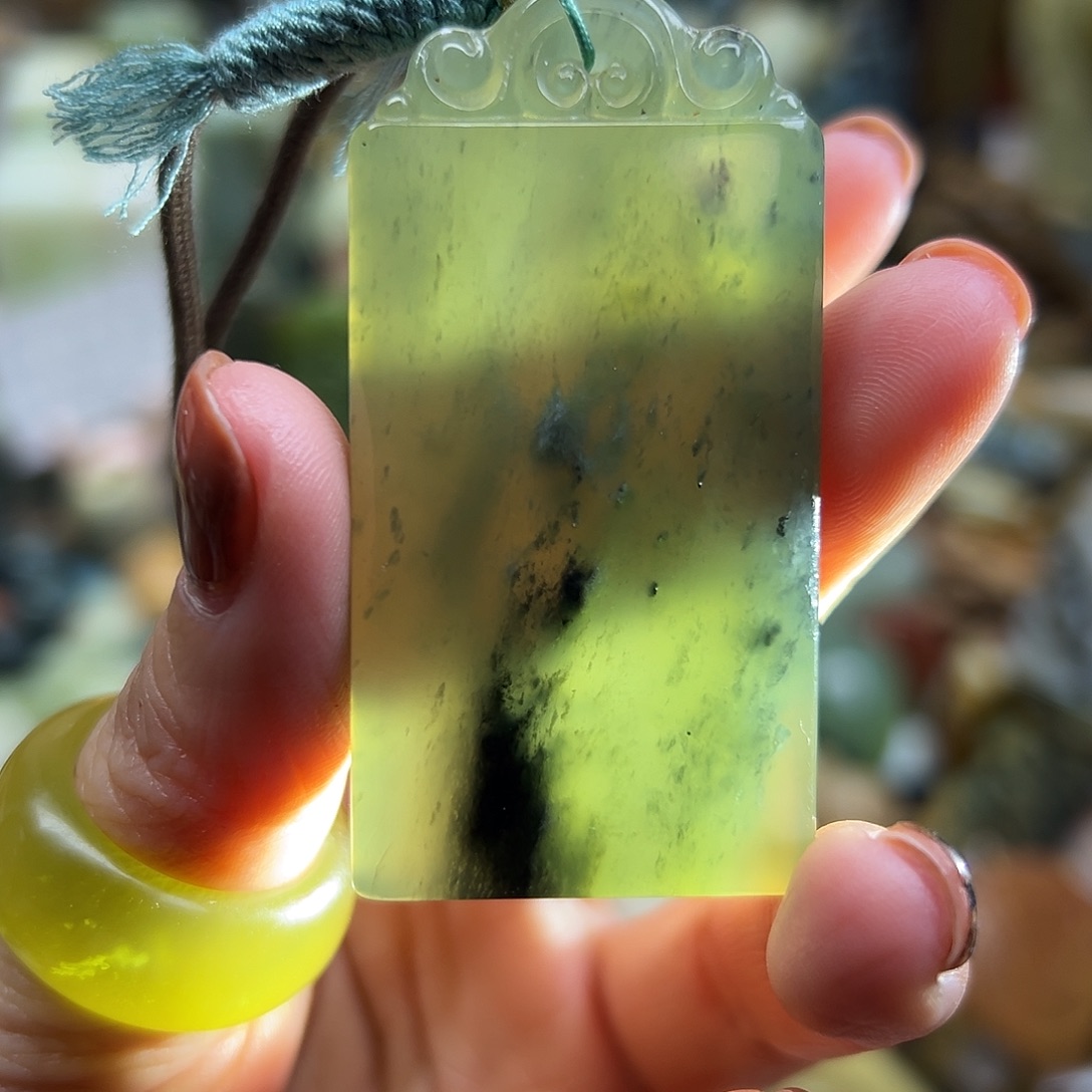 岫玉未镶嵌颈饰水墨牌子