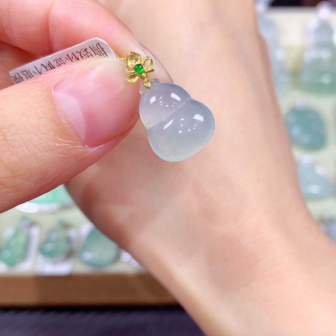 翡翠18K金镶嵌颈饰葫芦