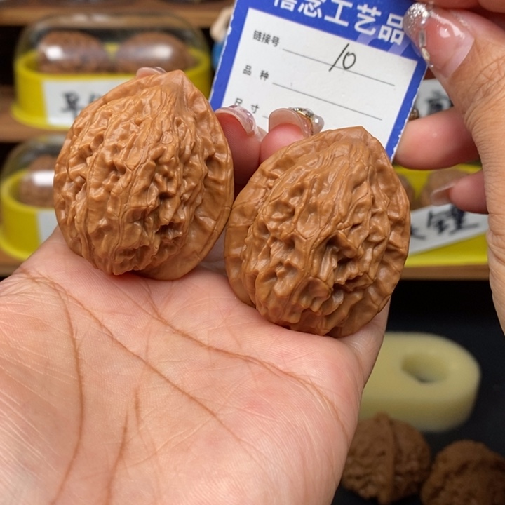 文玩核桃吊坠40大红袍