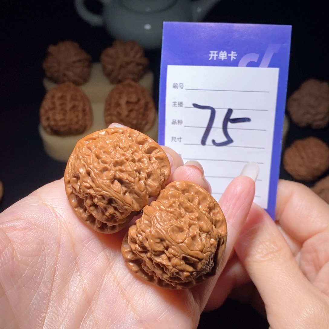 文玩核桃把件三角白36左右 新疆西藏不发货