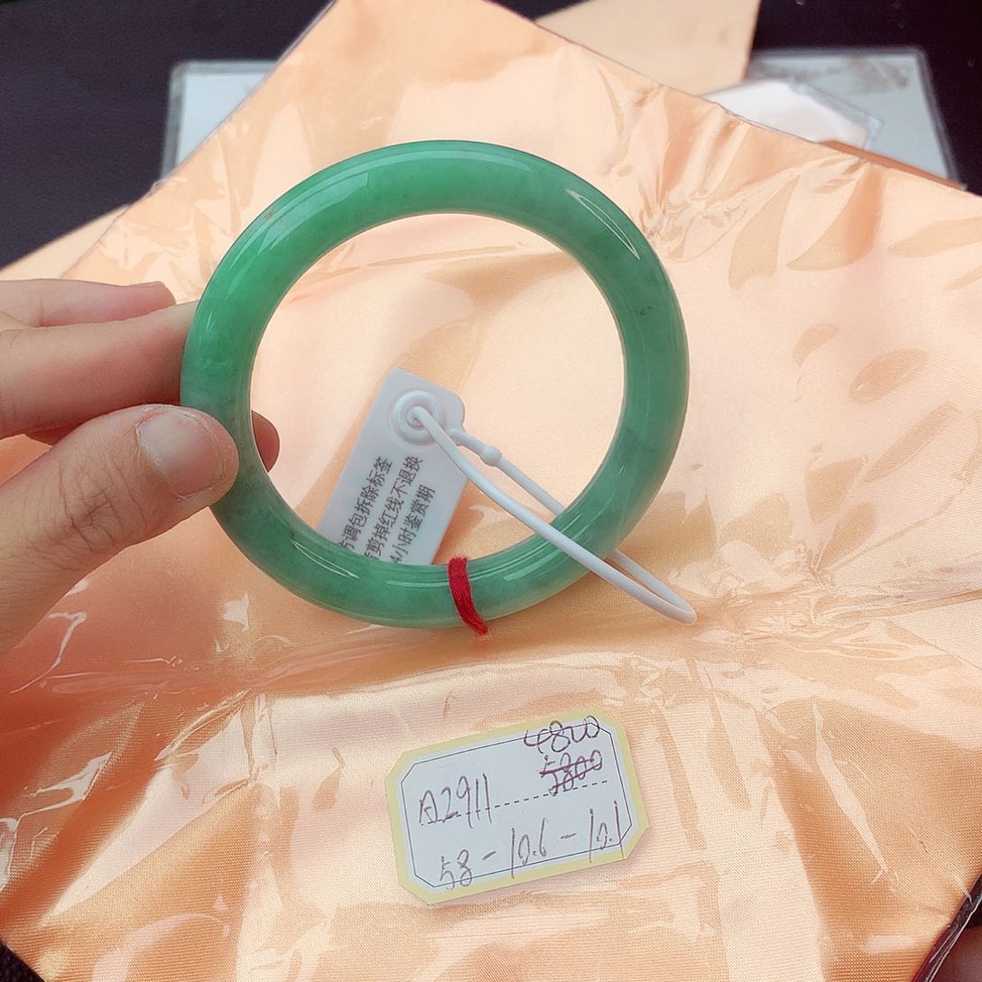 翡翠手镯未镶嵌翡翠