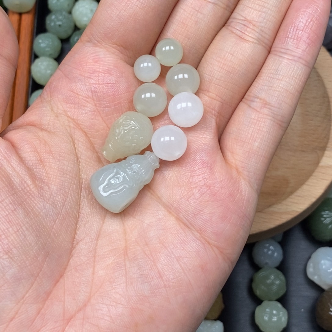 用***0和田玉未镶嵌颈饰