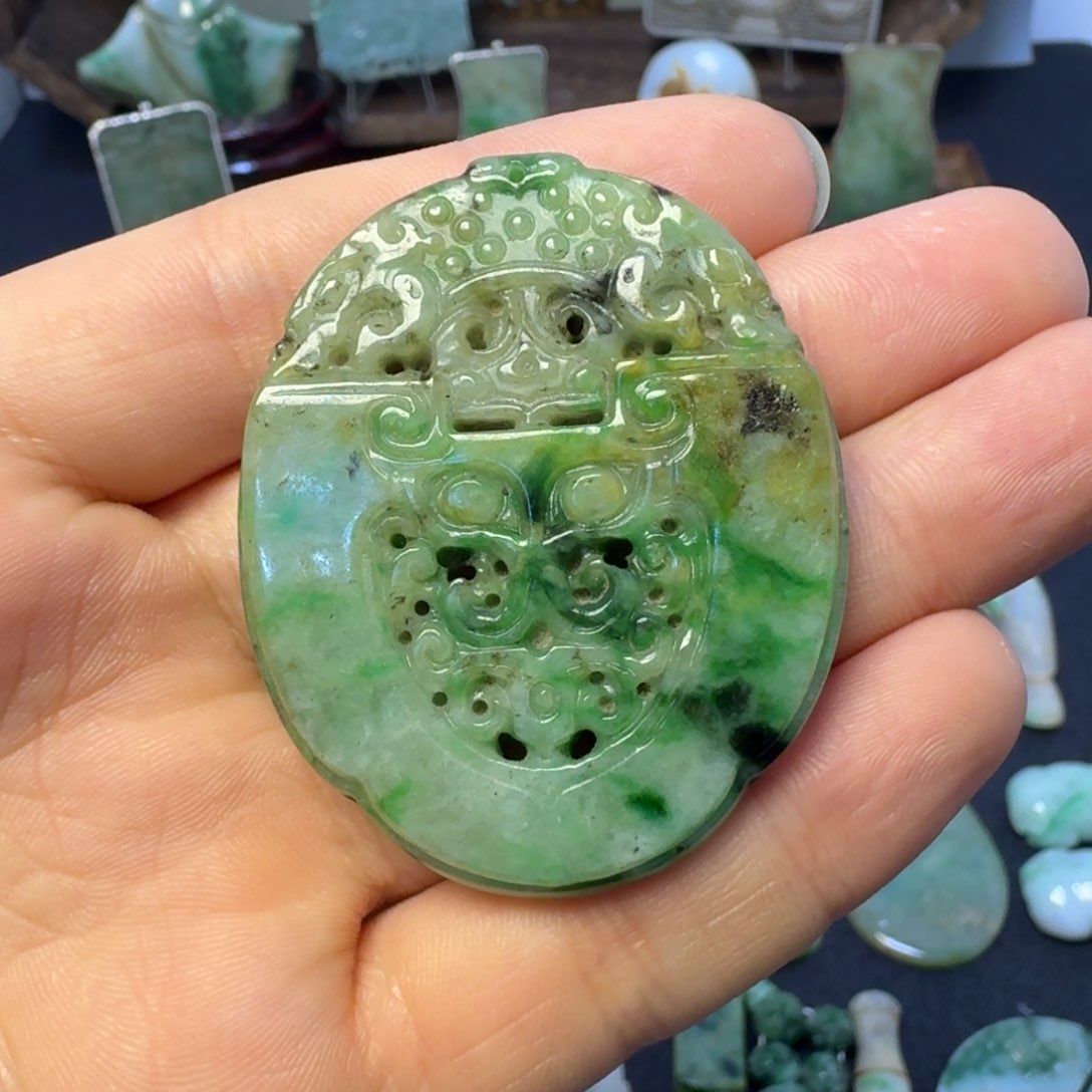 翡翠颈饰未镶嵌翡翠颈饰未镶嵌..