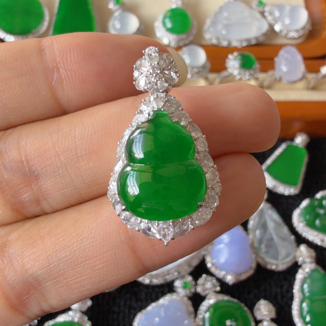 翡翠18K金镶嵌颈饰吊坠