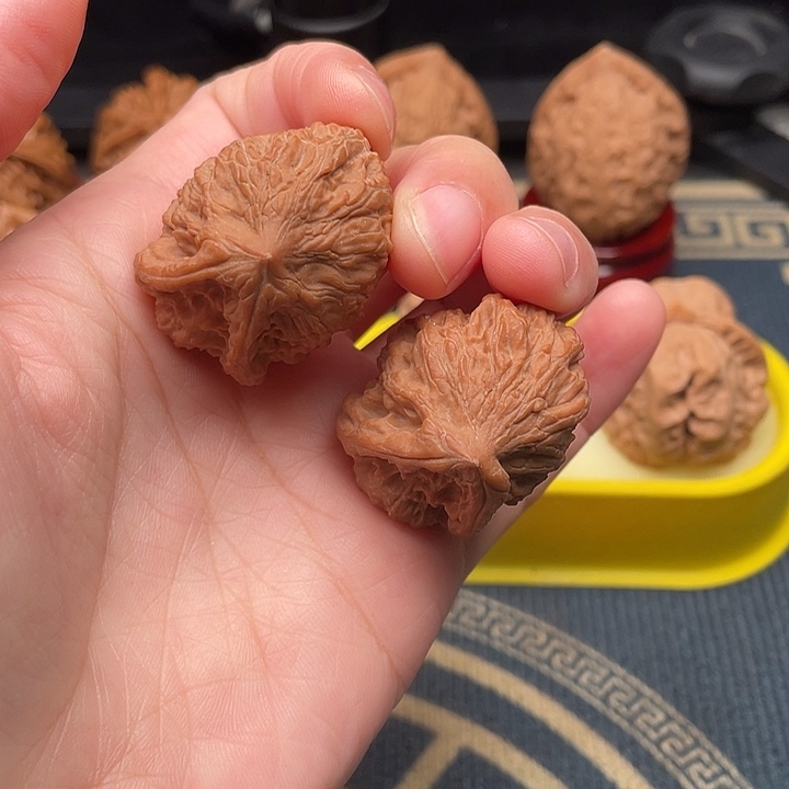 大叶紫檀（黑酸枝木类）红狮子小手捻