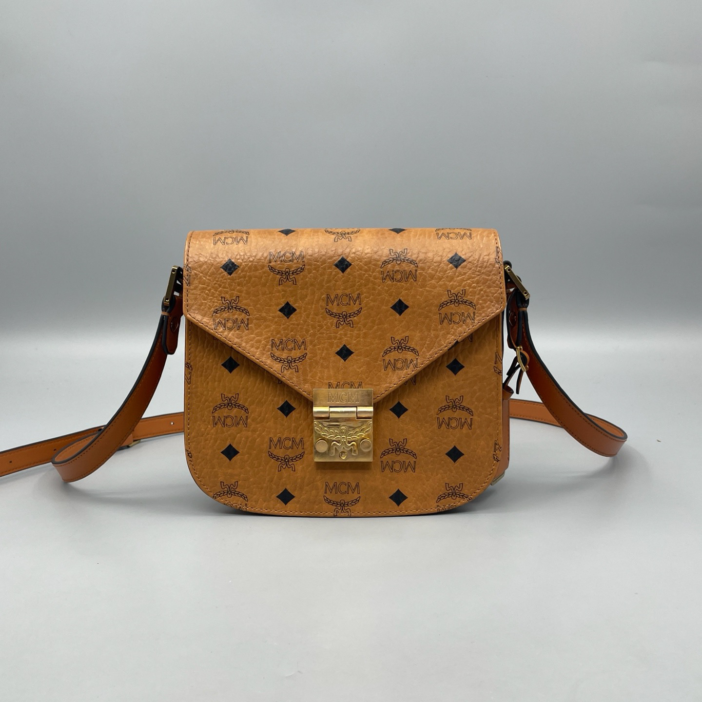 95新 MCM MCM 经典干邑色马鞍斜挎包 尺寸21*18 A3607