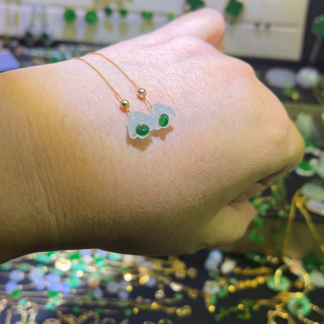 颈饰18K金镶嵌翡翠耳线