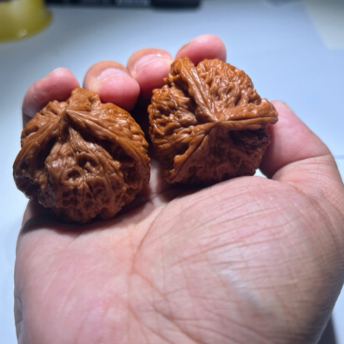 皇家正圆三棱文玩核桃