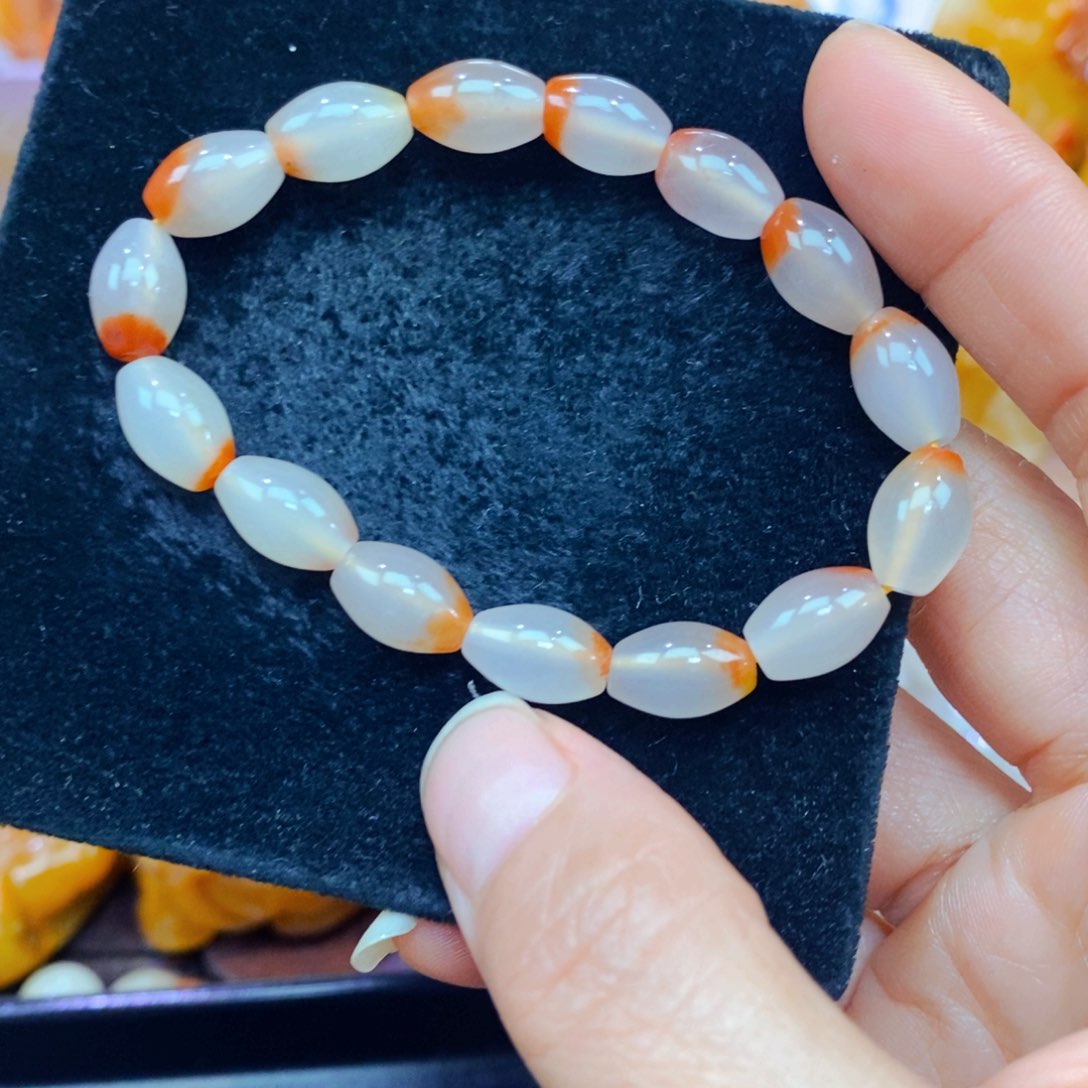 未镶嵌石英质玉（黄龙玉）颈饰