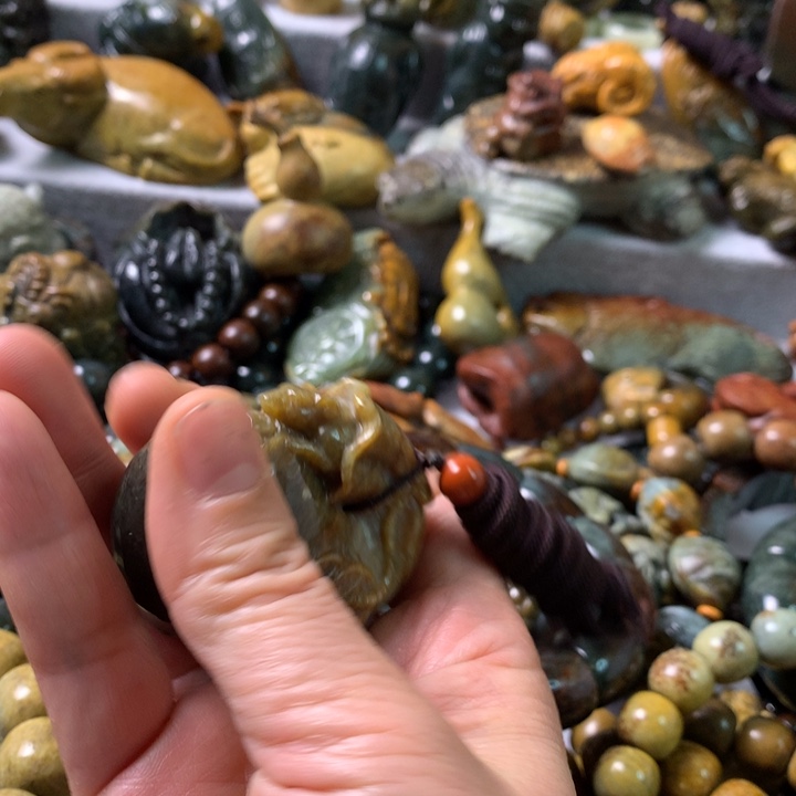 未镶嵌岫岩河磨玉（透闪石质玉）把件