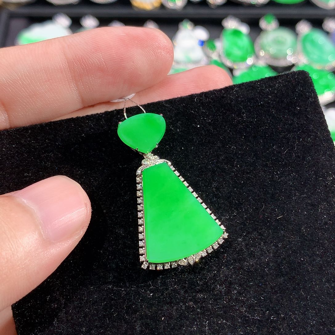 翡翠18K金镶嵌颈饰