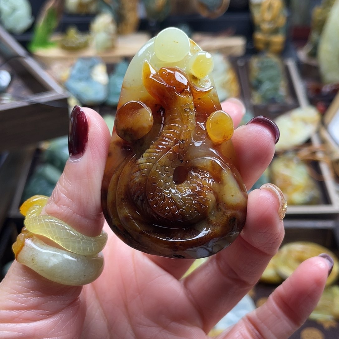 蛇纹石玉颈饰未镶嵌花玉红蛇