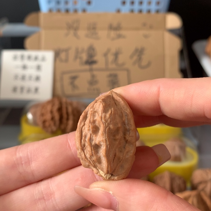 蓝***际吊坠文玩核桃异形单只，有瑕疵