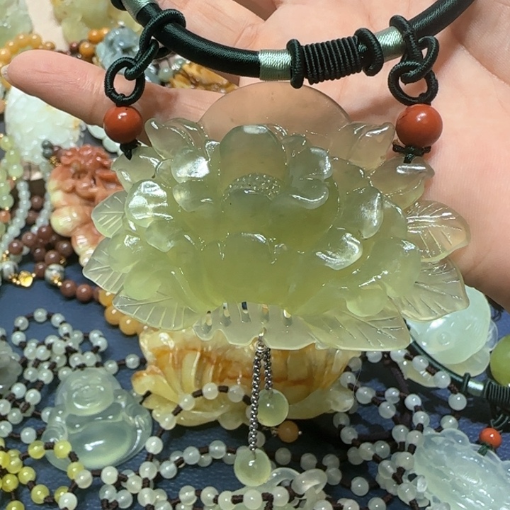 蛇纹石玉吊坠未镶嵌