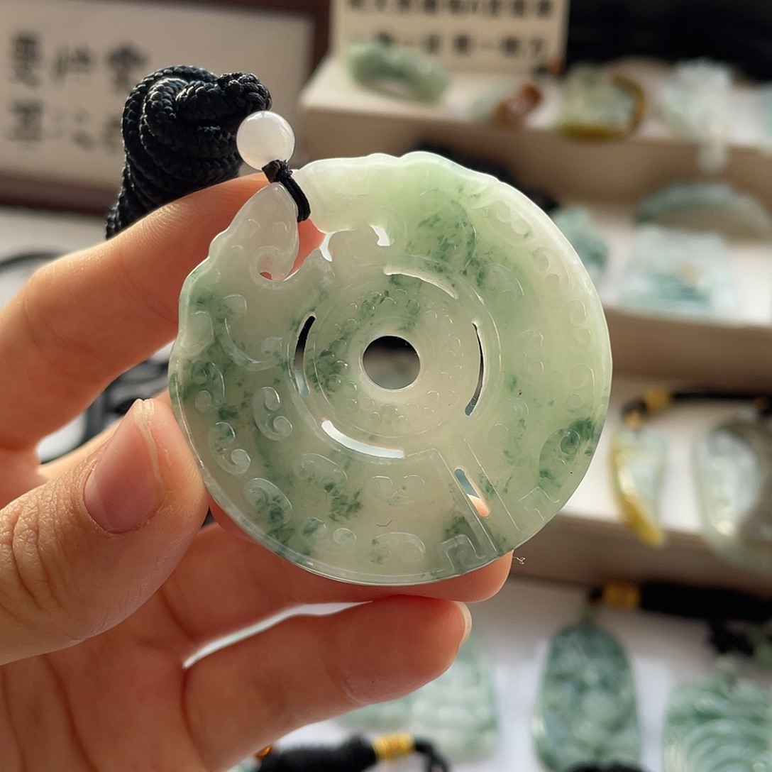 翡翠未镶嵌颈饰仿古龙
