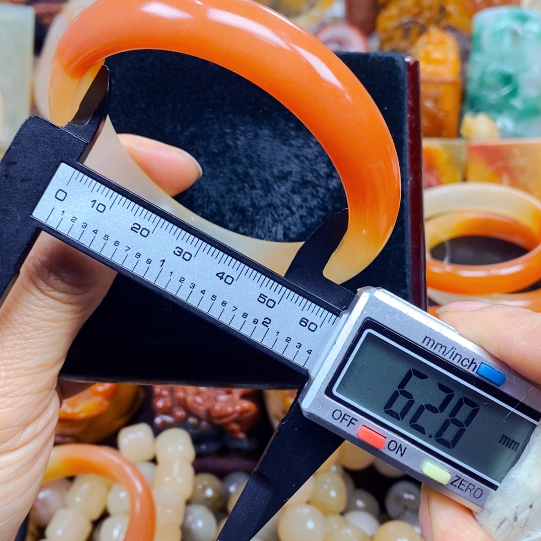 石英质玉（黄龙玉）未镶嵌颈饰