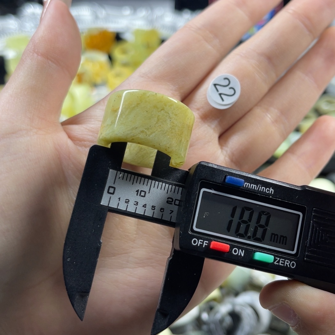 蛇纹石玉未镶嵌戒指