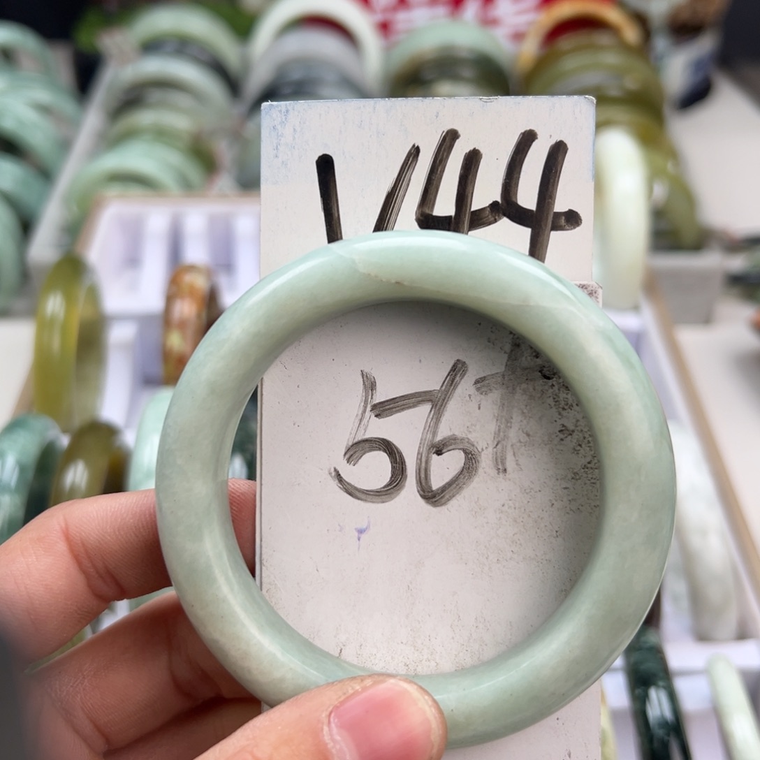 岫玉手镯未镶嵌天然岫玉微瑕，可以正常佩戴