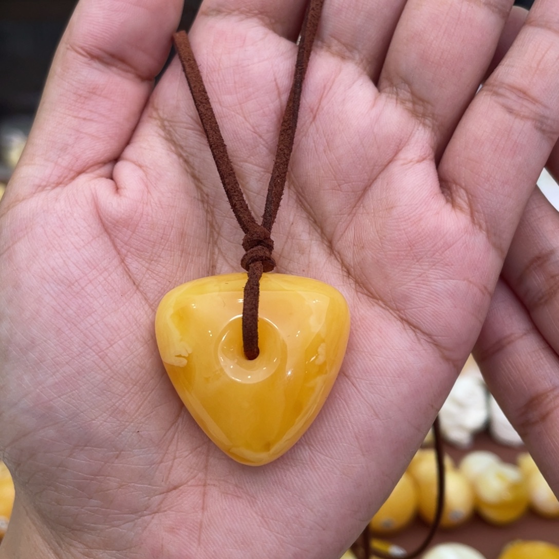 琥珀未镶嵌颈饰焦皮橘红白妖花特色三角吊坠DL009