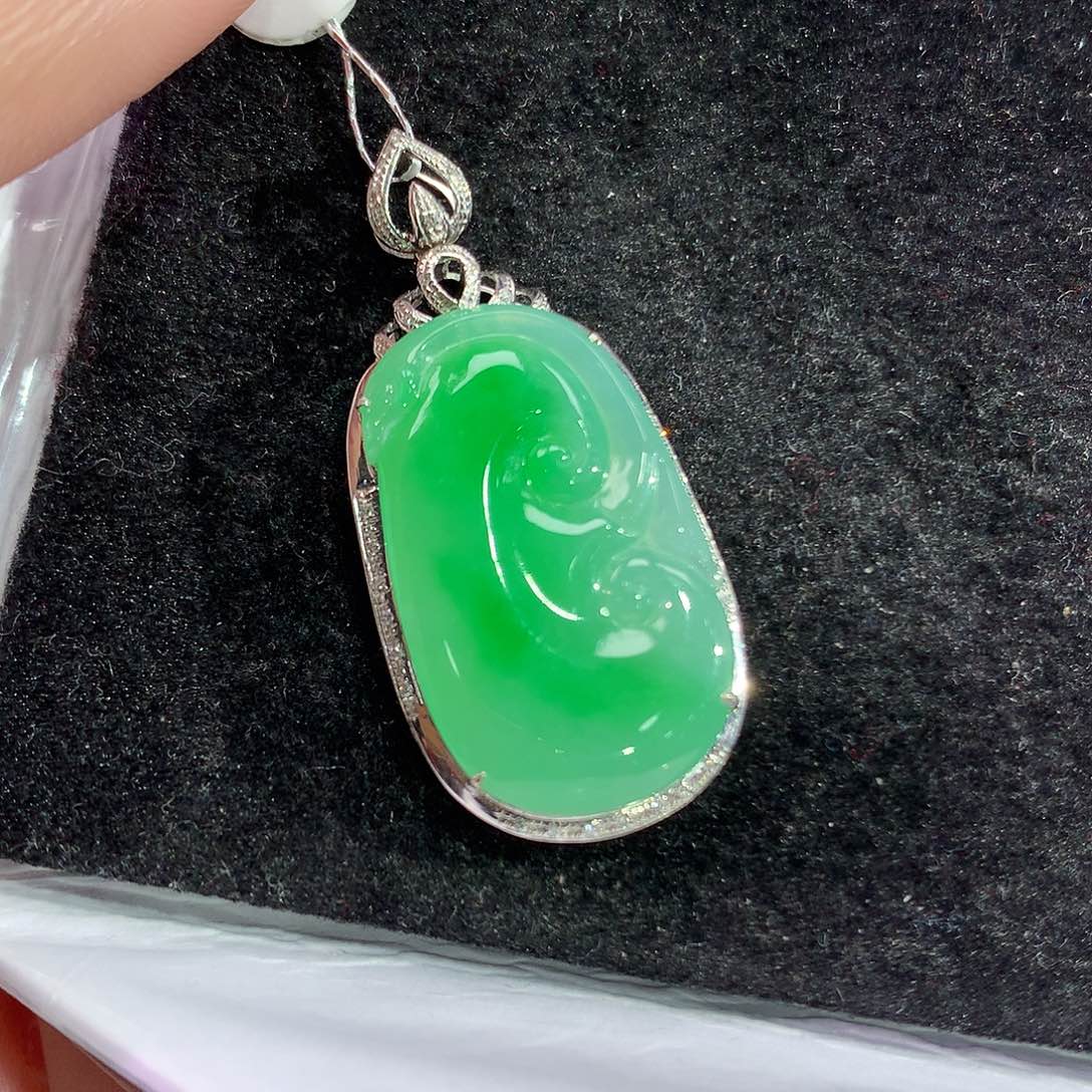 翡翠吊坠(赠链)18K金镶嵌德**慧