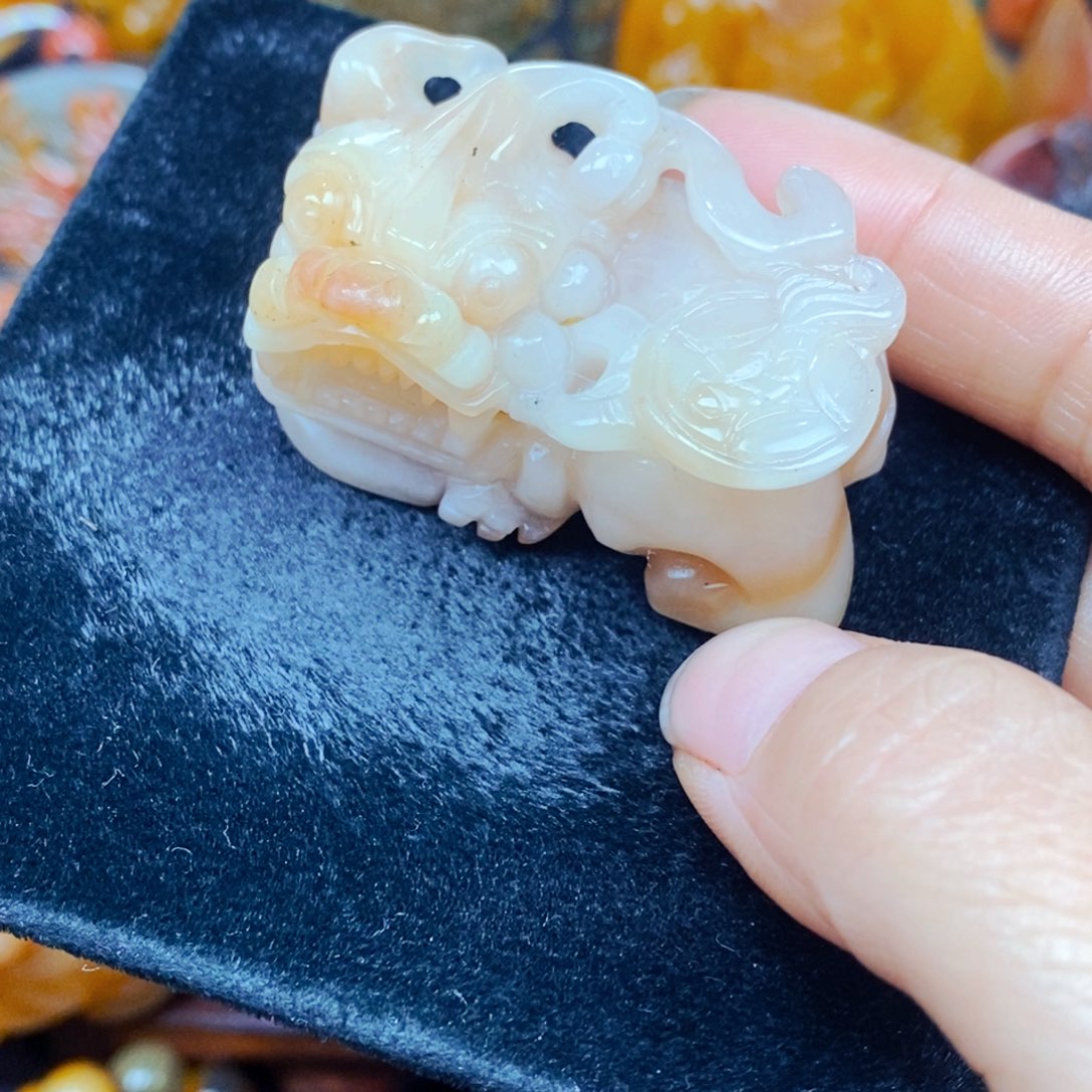 未镶嵌石英质玉（黄龙玉）颈饰