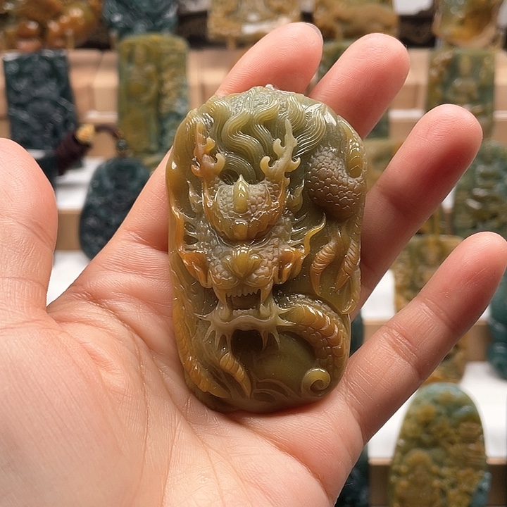 翡翠颈饰未镶嵌天然翡翠A货龙