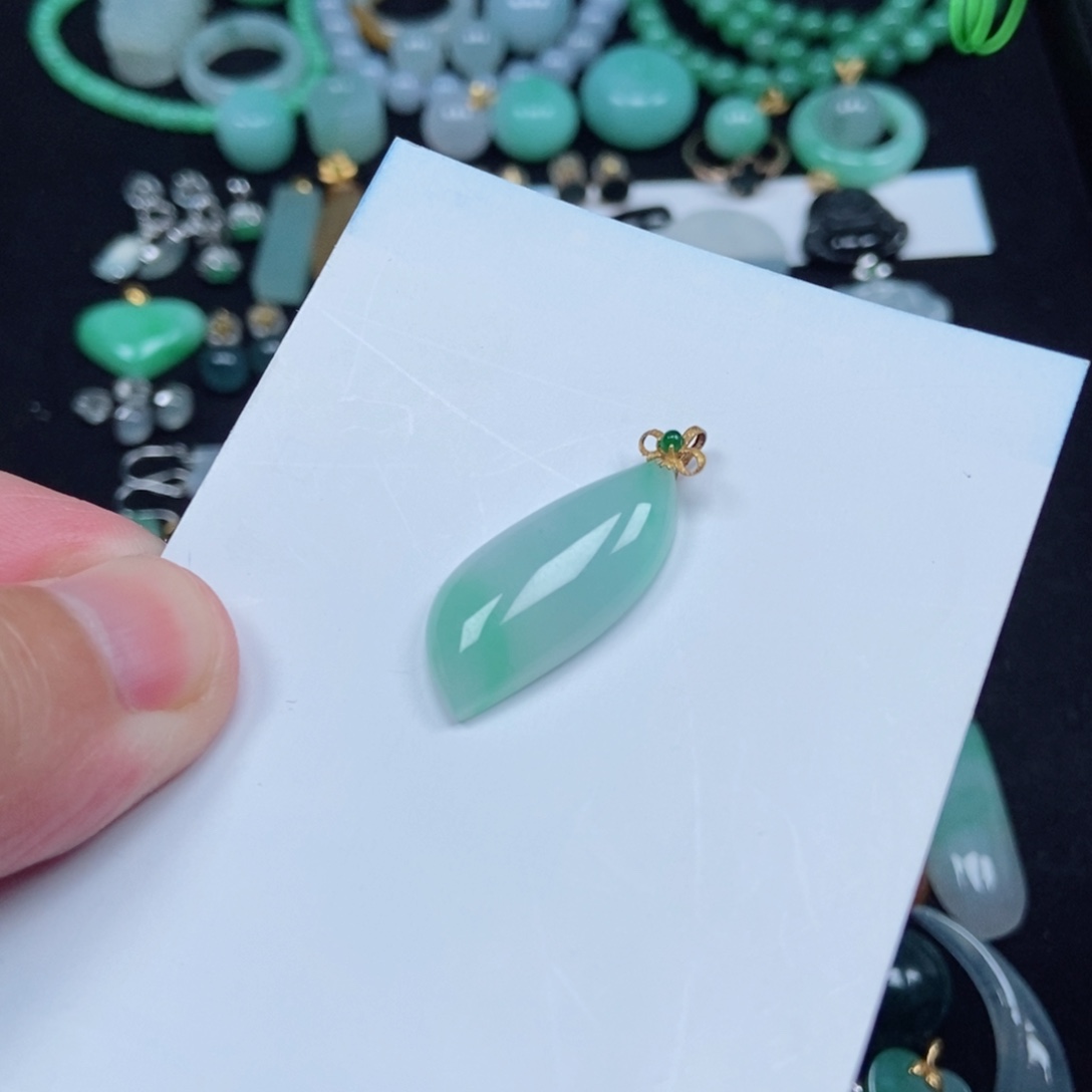 翡翠未镶嵌颈饰随形吊坠