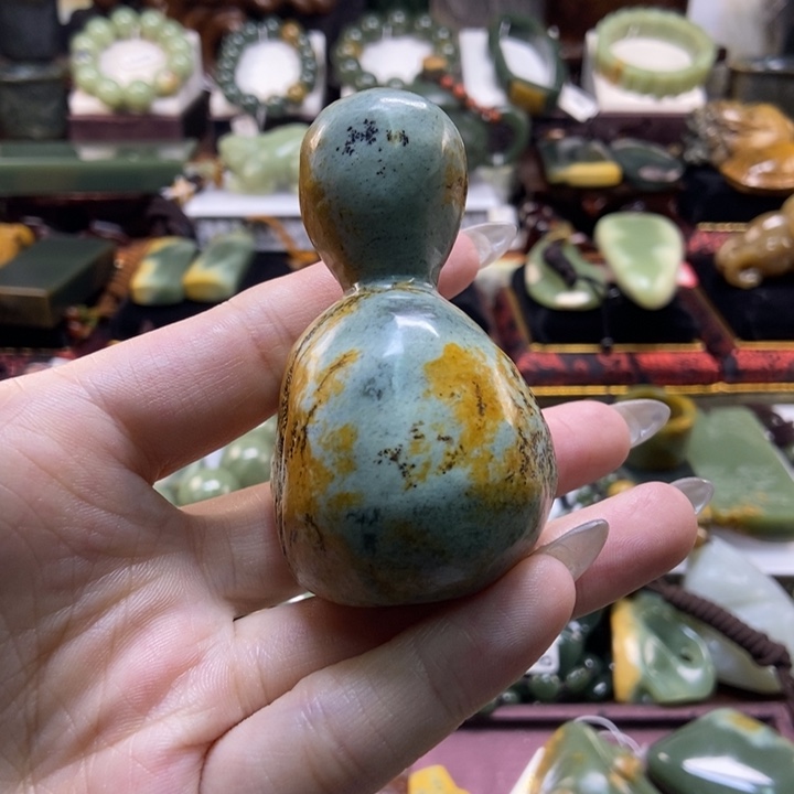 未镶嵌岫岩河磨玉（透闪石质玉）把件
