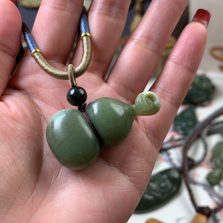 透闪石质玉挂件未镶嵌