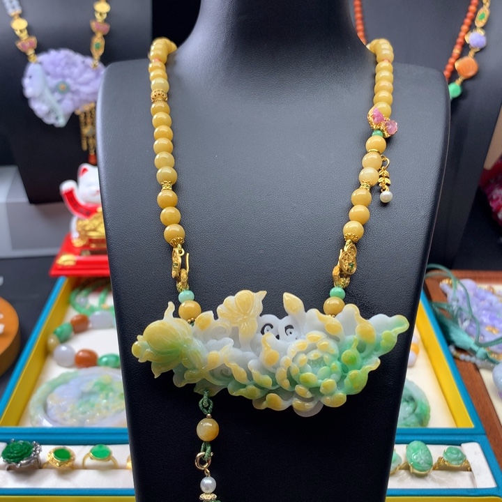 翡翠颈饰未镶嵌黄绿花