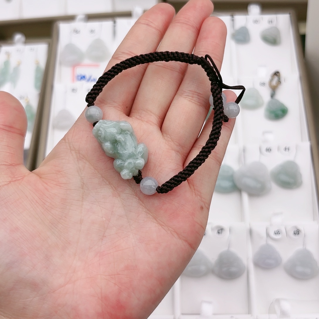 翡翠颈饰未镶嵌貔貅