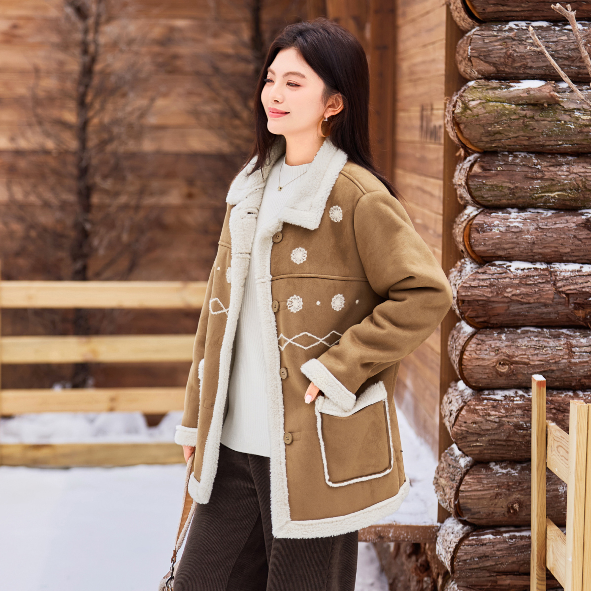 【仿羊羔毛麂皮绒】MsShe大码女装2025冬装刺绣外套Q2510020