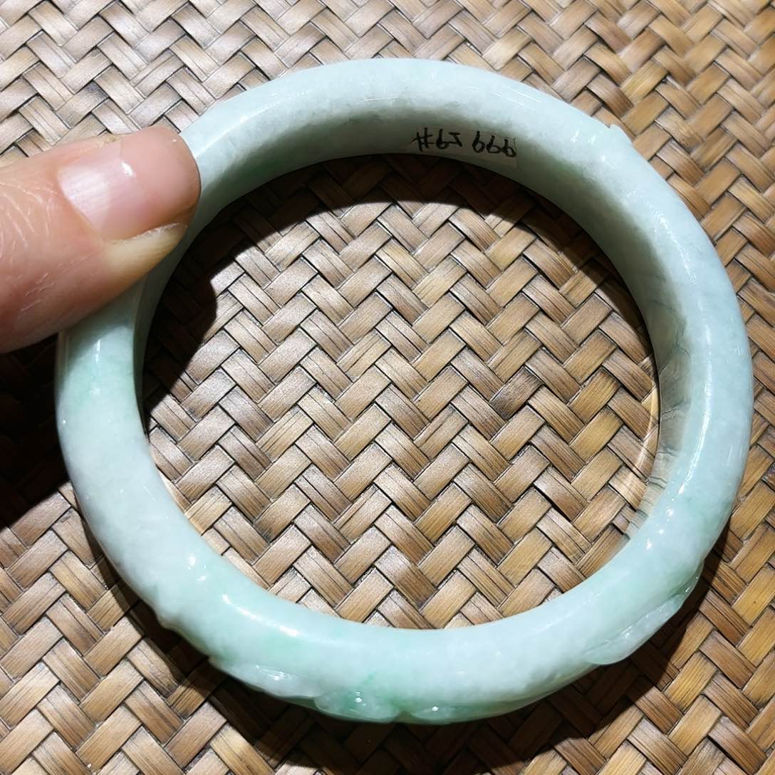 翡翠手镯未镶嵌个性十足时尚