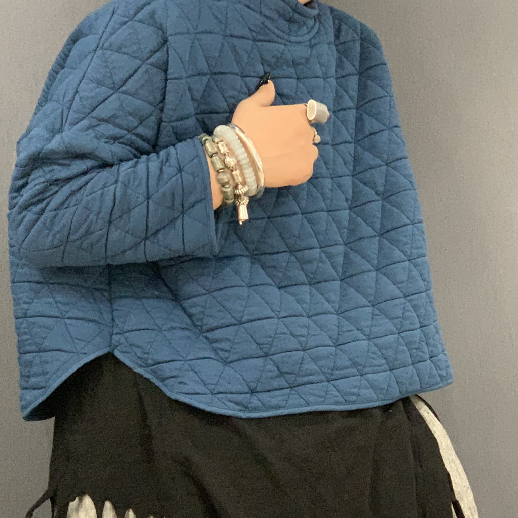 艾沸儿女装推荐@空气棉个性百搭小款套头上衣