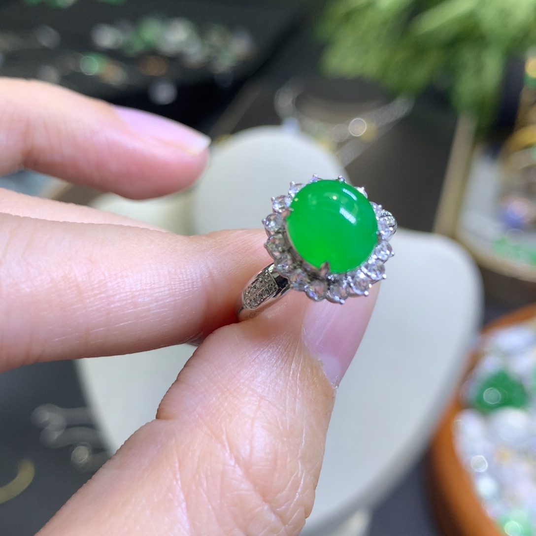 颈饰18K金镶嵌翡翠