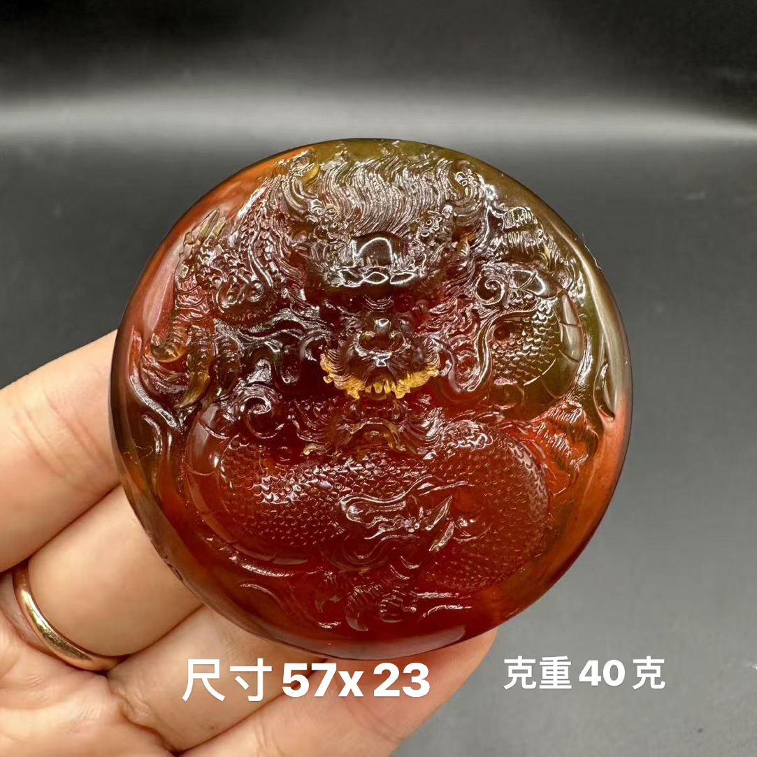 缅甸天然琥珀大师工雕刻红蜜龙吊坠挂件