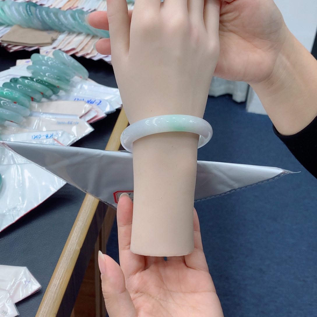 翡翠未镶嵌手镯48小时