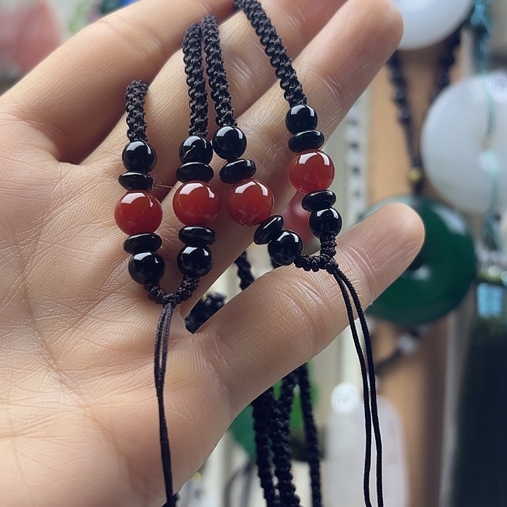 孤***子石英质玉未镶嵌颈饰